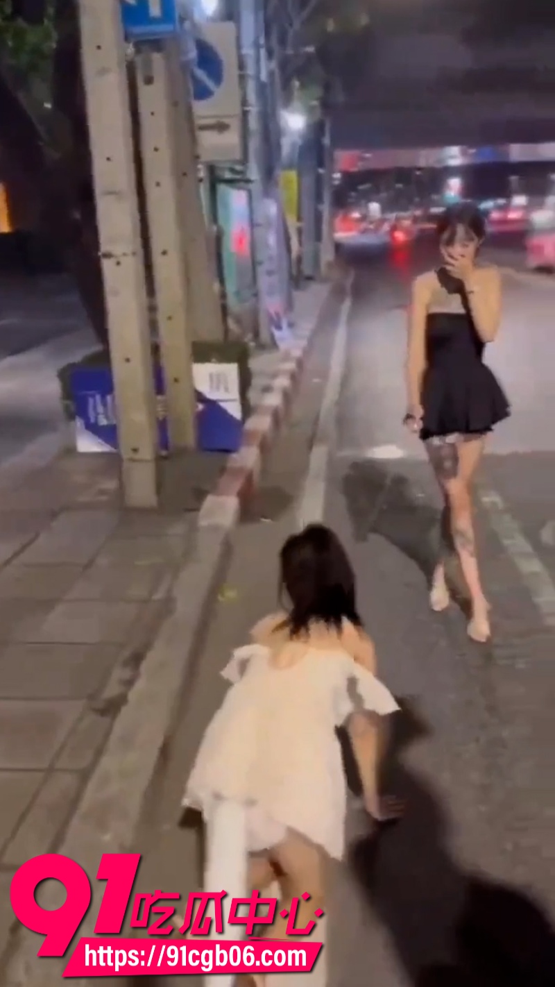 广东街头一名小仙女被拴上狗链户外爬行网页素材3改