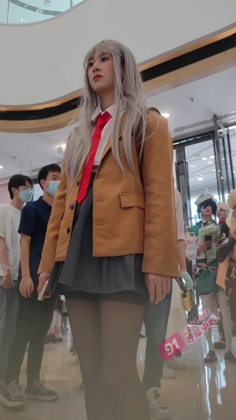 【偷拍抄底】商场动漫节抄底偷拍cos苍崎青子二次元美女 裙底黑丝性感内裤！