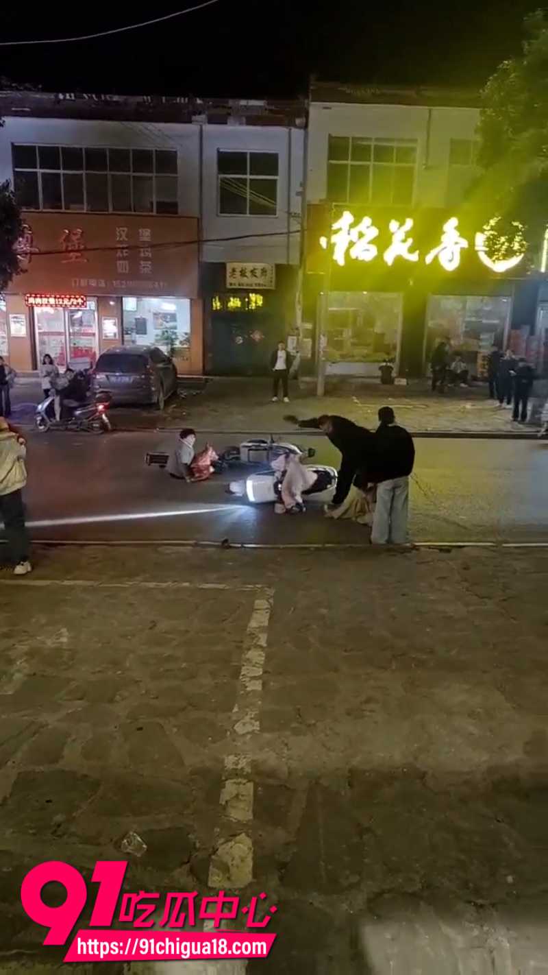 河南平顶山郏县恶性打人事件15岁女孩被成年男子当街暴打8 河南平顶山郏县恶性打人事件15岁女孩被成年男子当街暴打8