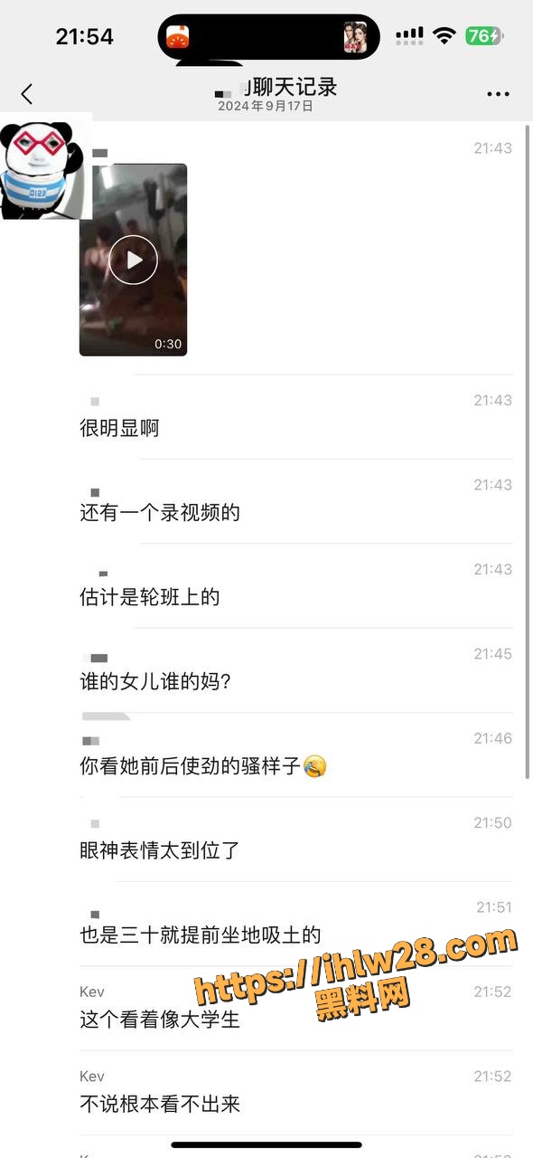 邵阳学院七里坪宿舍 绿帽奴将老婆送至大学宿舍 让两个男大学生一起调教自己老婆！