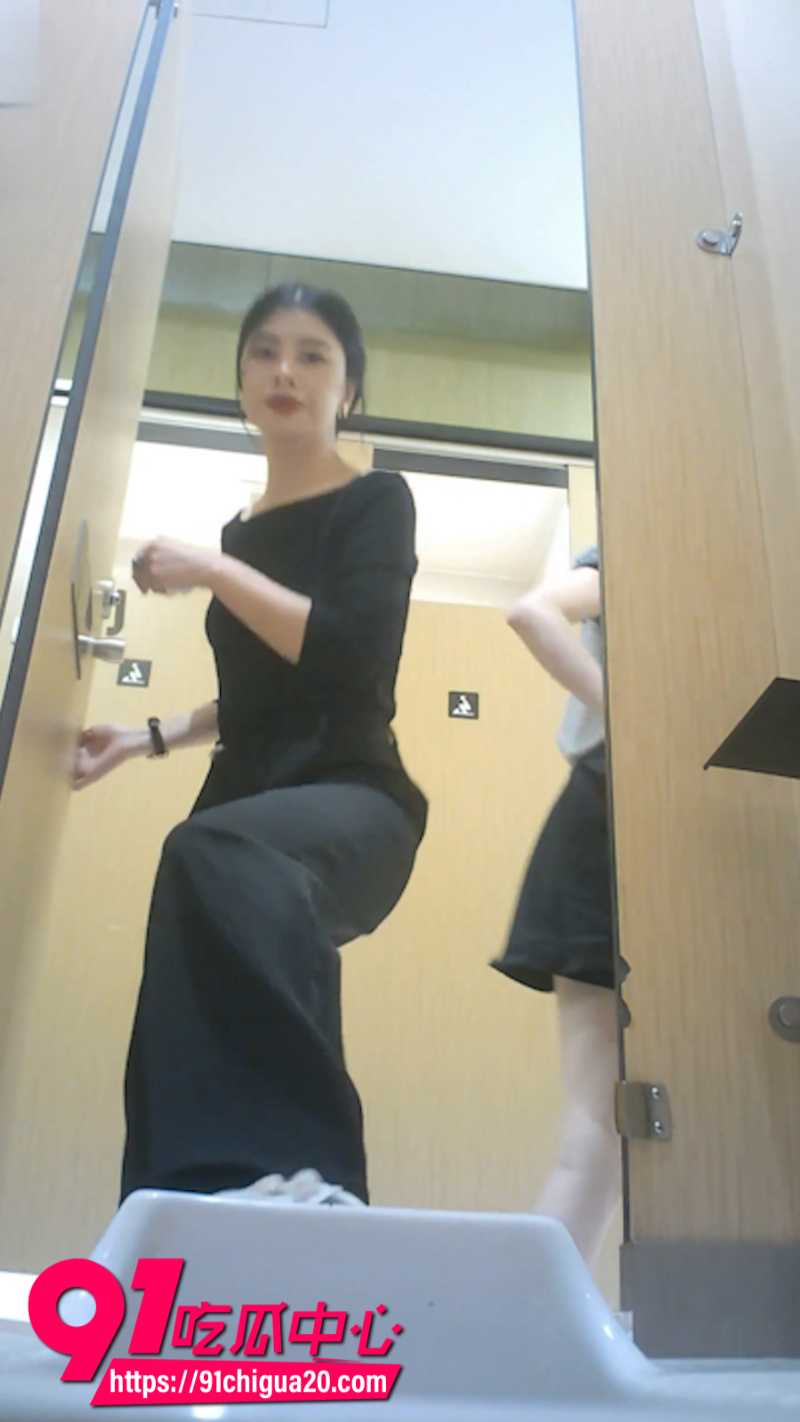 厕拍大神KTV女厕双视角偷拍5 厕拍大神KTV女厕双视角偷拍5