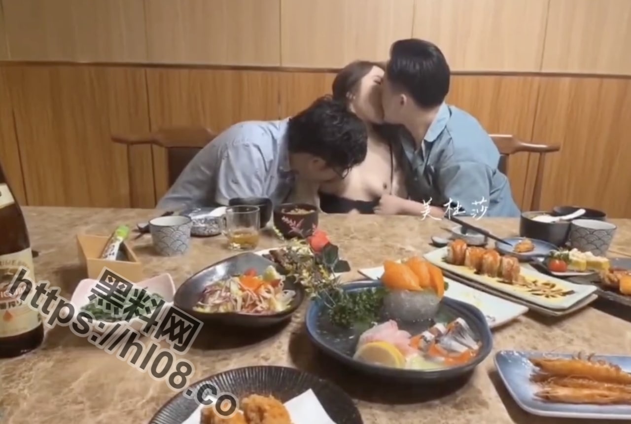 大奶淫妻【美杜莎】酒局勾引客户，吃奶后入淫水频出，从饭店玩到酒店