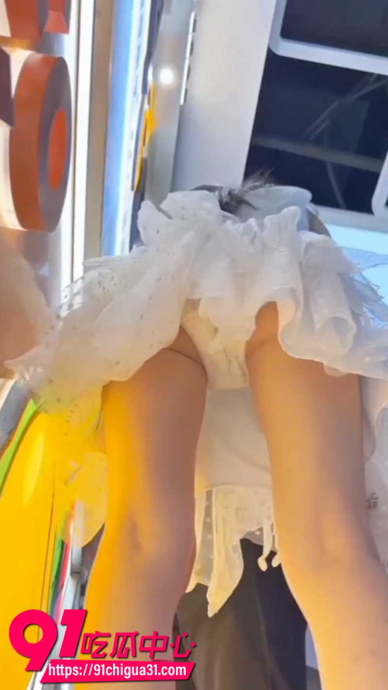 抄底大神在商场极限偷拍长裙清纯少女男友在旁边丝毫没察觉6