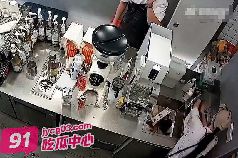 被生活破防瞬间！怒吼“你投诉啊”当场泼咖啡粉糊顾客全脸 配图4