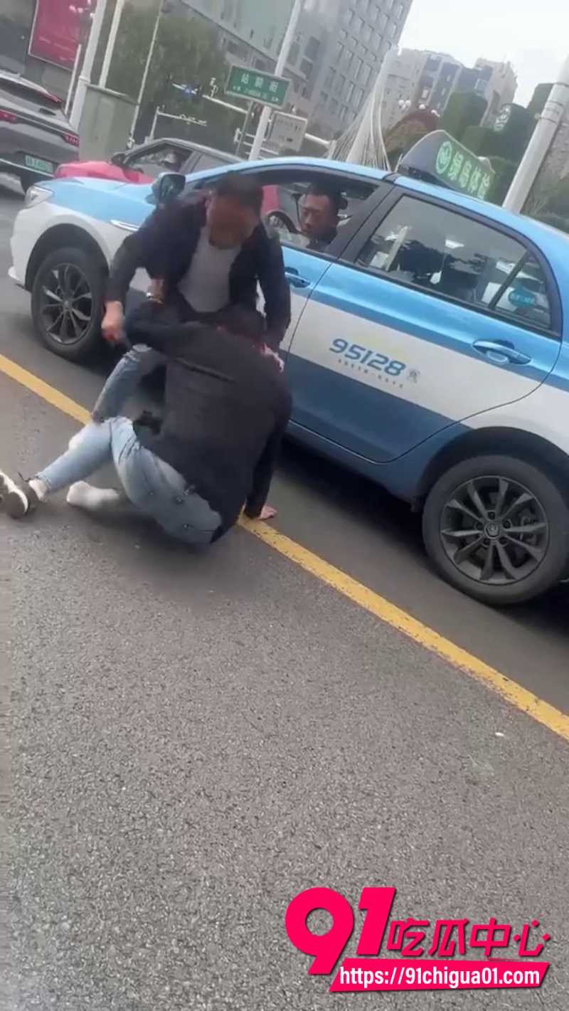 路怒症街头打架白鞋男子1