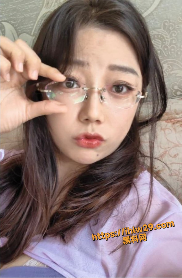 哺乳期巨乳淫妻自拍挤奶视频 端着自己一对巨乳自拍挤奶 喂老公喝奶的视频 此时的老公开心死了！