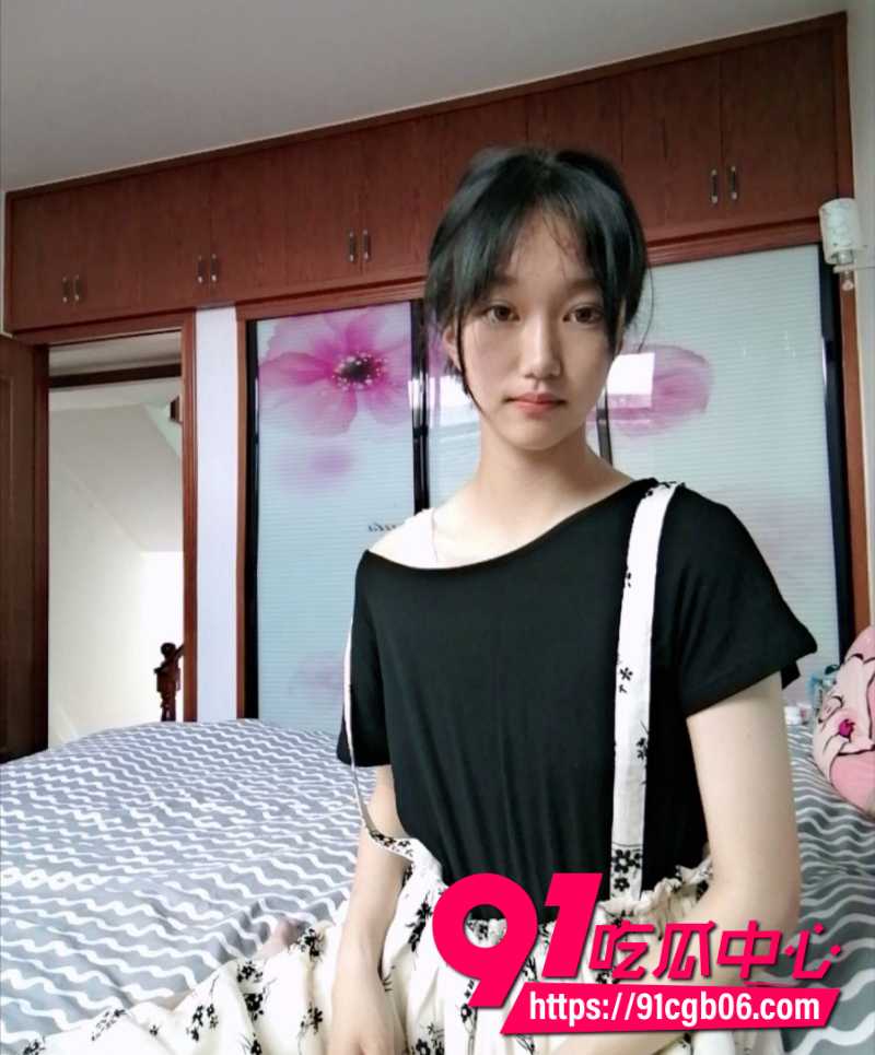 瓜友投稿舟山青春学生妹许词俏浴室洗澡视频曝光 她嫩白身材水珠滑落 青春气息扑面而来