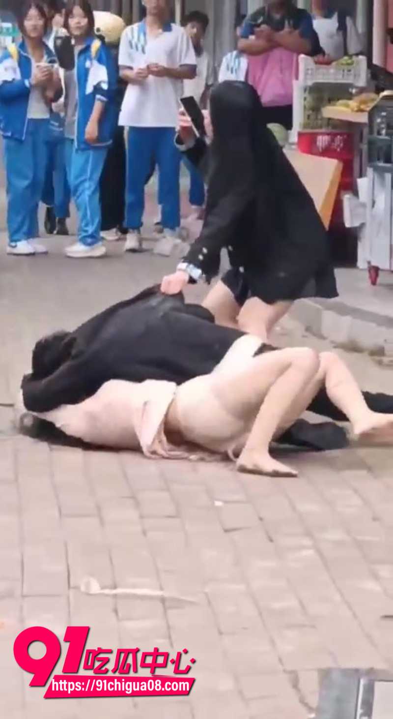 醉酒男子大白天耍流氓 在路边强奸长腿嫩妹未遂 猥亵长达数十分钟
