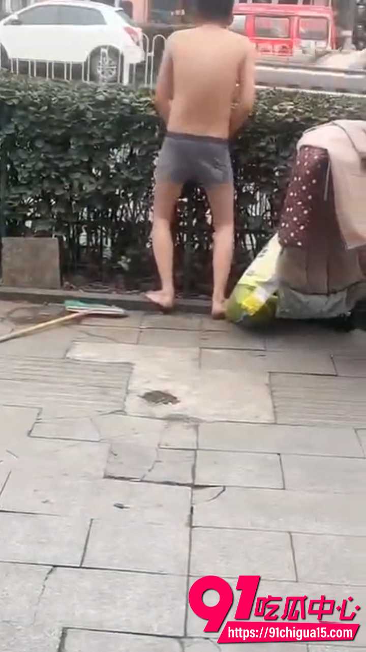 山东费县二中门口裸男对着轿车当街发情8