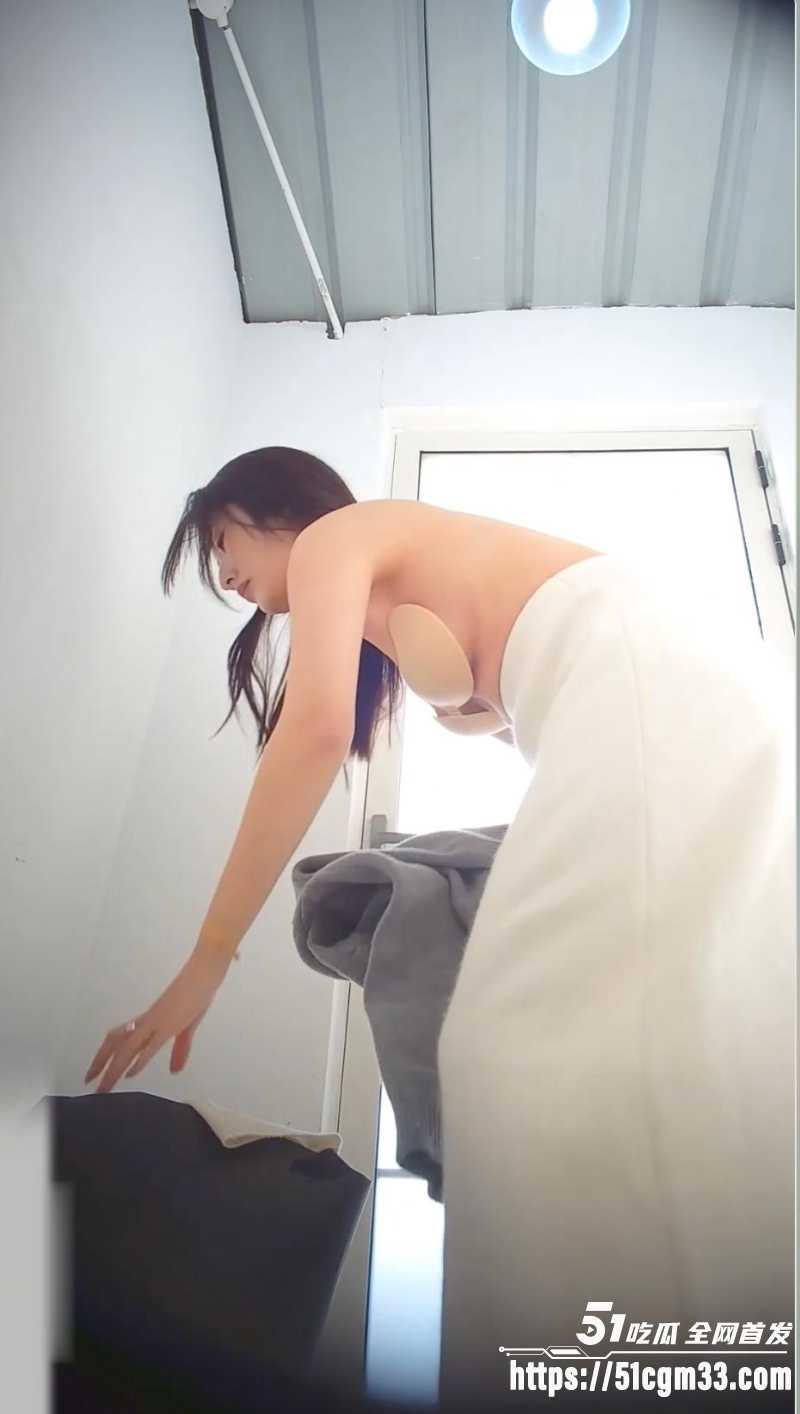 偷拍御姐少妇撅屁股放尿 6 偷拍御姐少妇撅屁股放尿 6