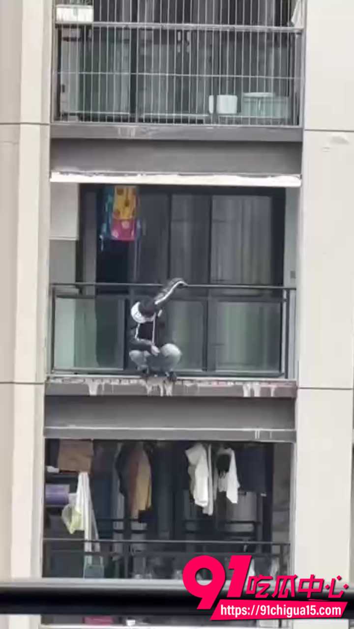 重庆高中生冲分失败从11楼阳台飞身跳下20 重庆高中生冲分失败从11楼阳台飞身跳下20