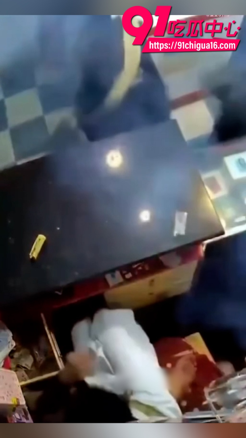 印度男子手机店修手机意外咬爆电池5