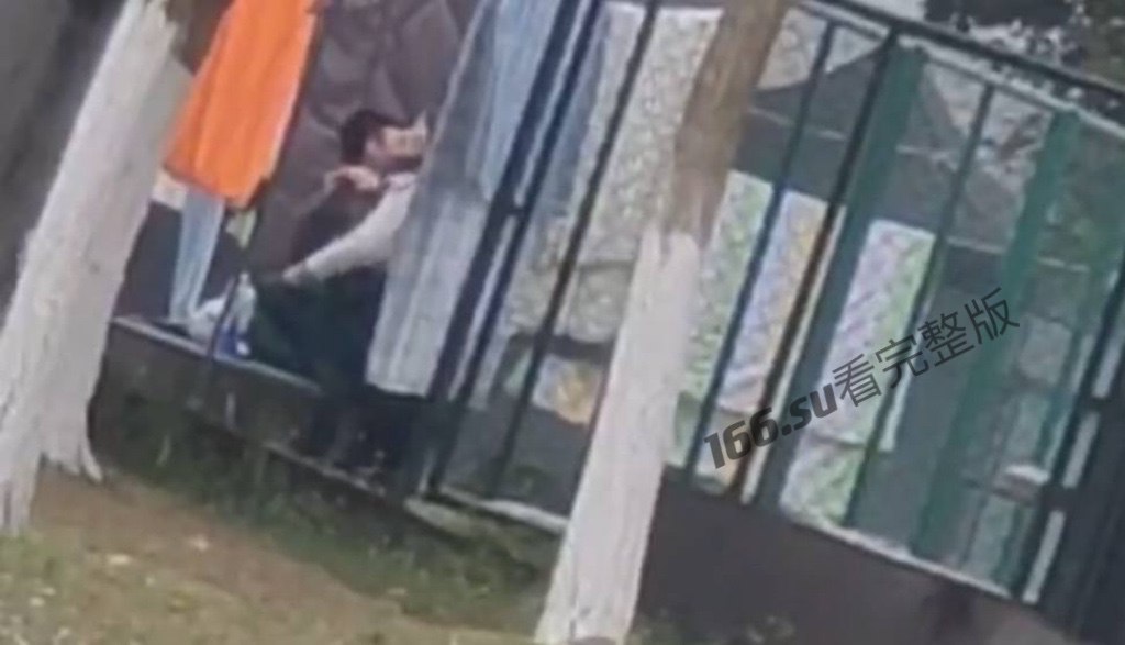 四川交通学院室外大白天野战 配图4