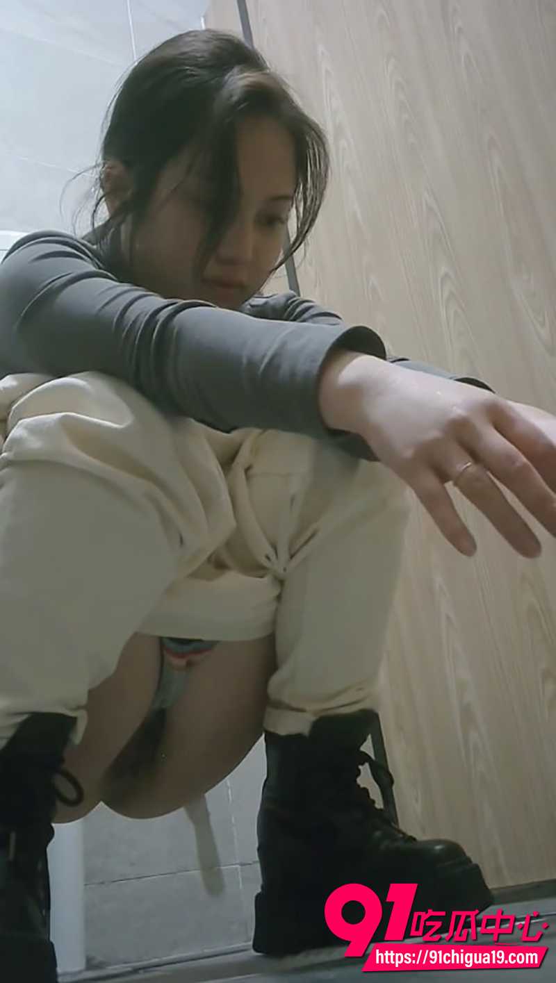 公园女厕全景偷拍 2 公园女厕全景偷拍 2