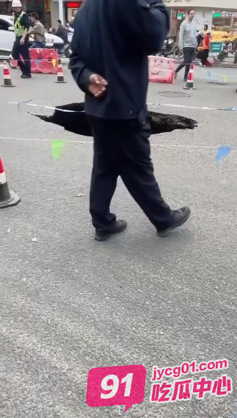 福建南平频现天坑 这次塌陷的地方还是主干道!