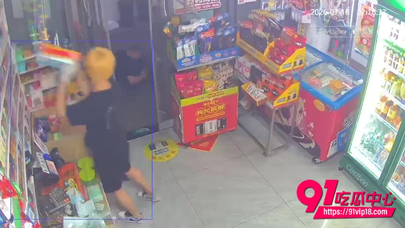 宜昌精神小伙打砸无人店偷烟事件2 宜昌精神小伙打砸无人店偷烟事件2
