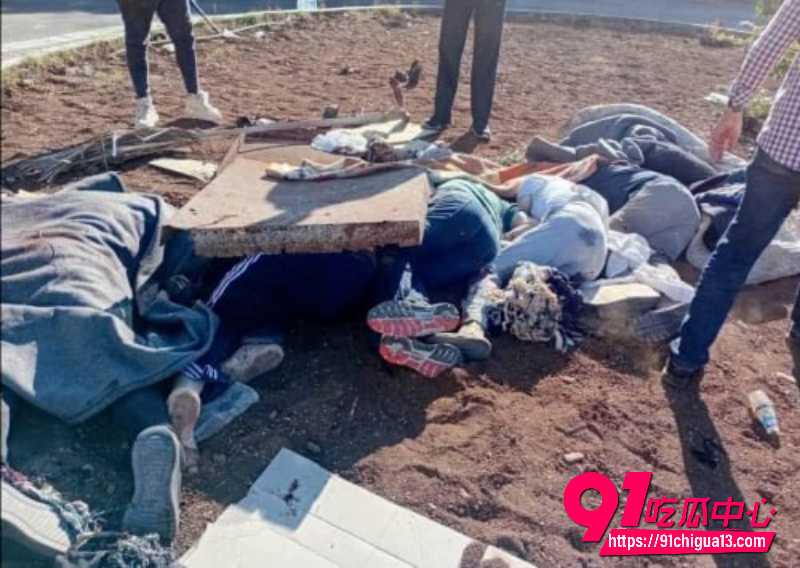 叙利亚政府倒台 HTS对当地武装女兵清算场面 残忍现场视频曝光3