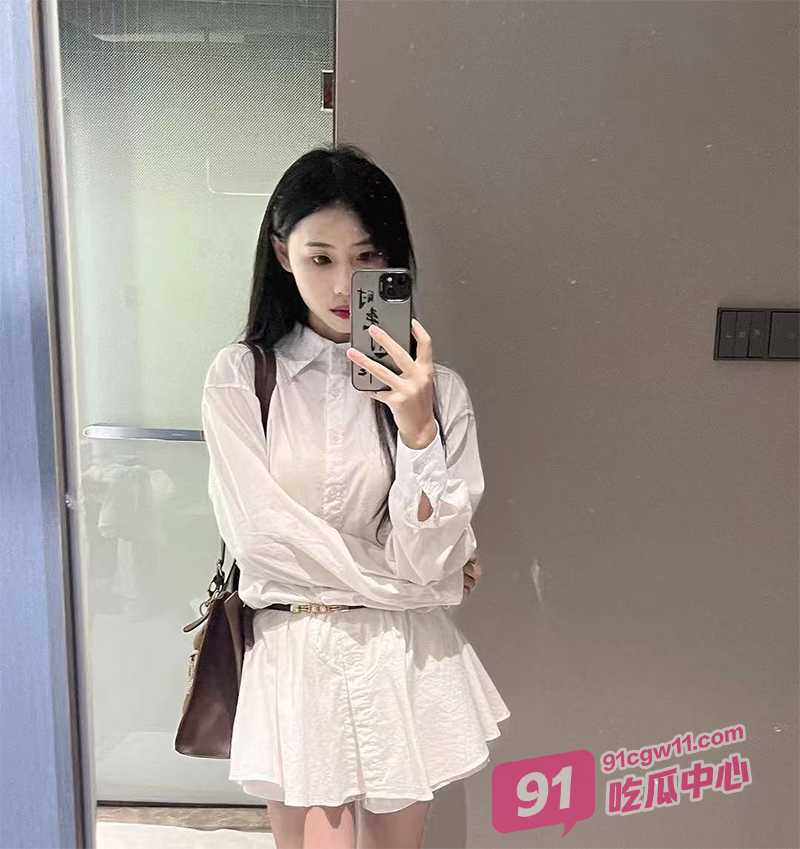 重金约啪漂亮妹子 情趣黑丝精油手撸足交 那感觉简直要升天啦！ 配图2
