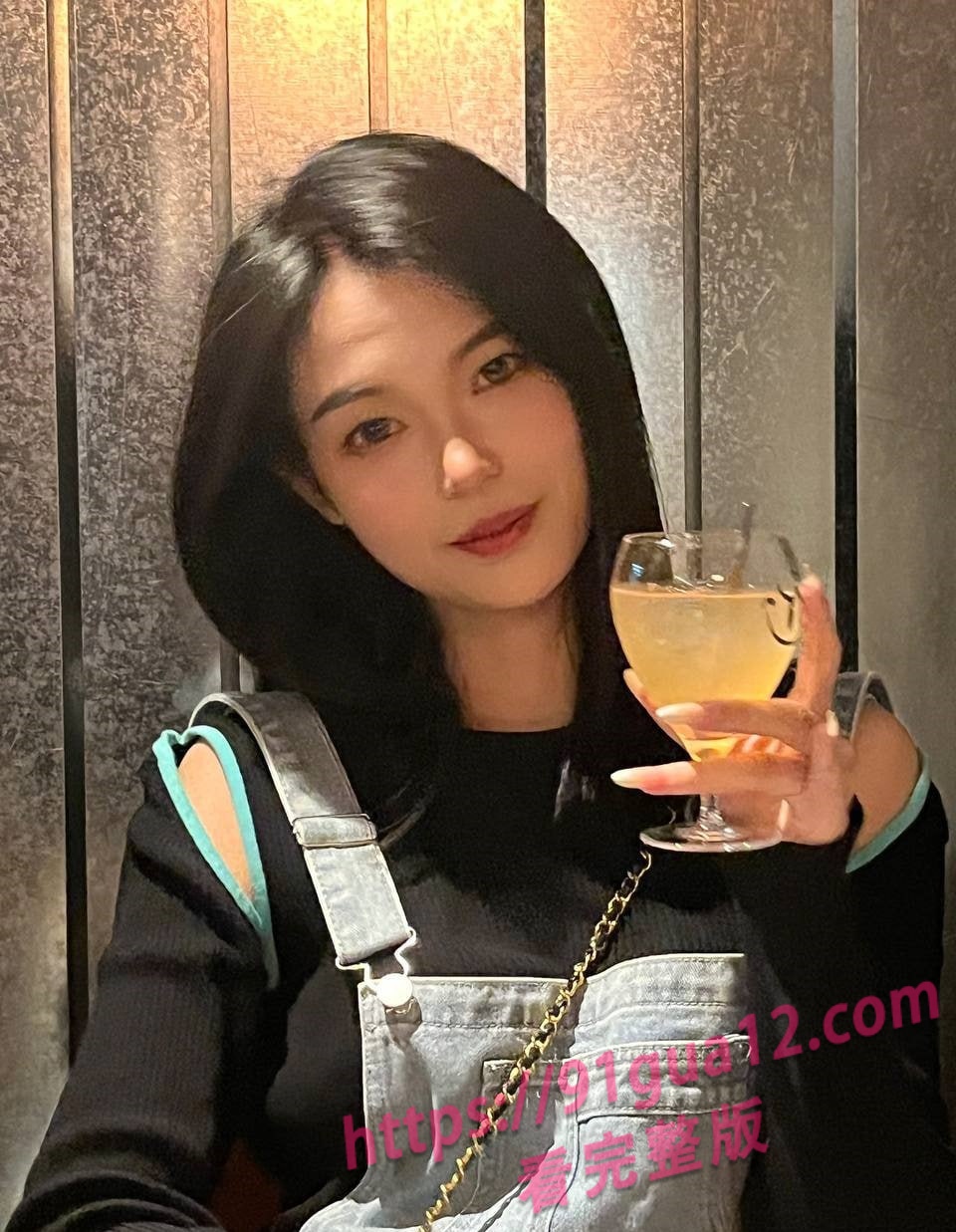 云南高校美女被假经纪人忽悠做模特 全裸洗浴展示身材 配图4