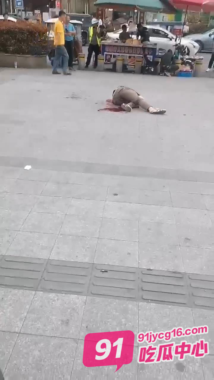 浙江绍兴大润发无差别伤人事件！围观群众：谁离他近就砍谁！ 配图6