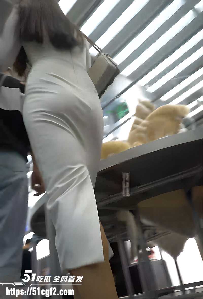 抄底偷拍无内小姐姐合集 4 拷贝