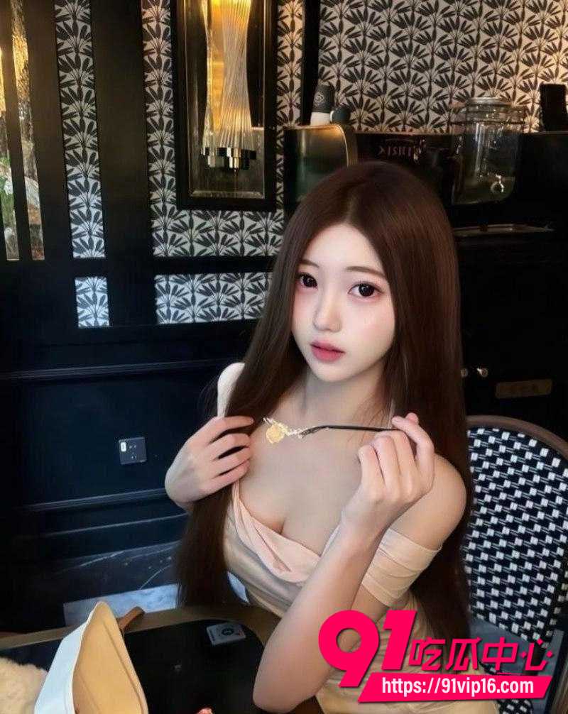 上海名媛孙芊琬被富豪包养 穿女仆装跪在地上 之前装的高贵全没了 多张私密照片与视频曝光