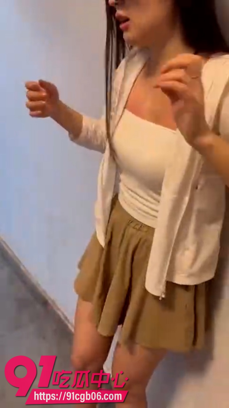 快手精神小妹 搞低俗直播 PK输的一方被惩罚打奶子 这下把妹子给打爽了