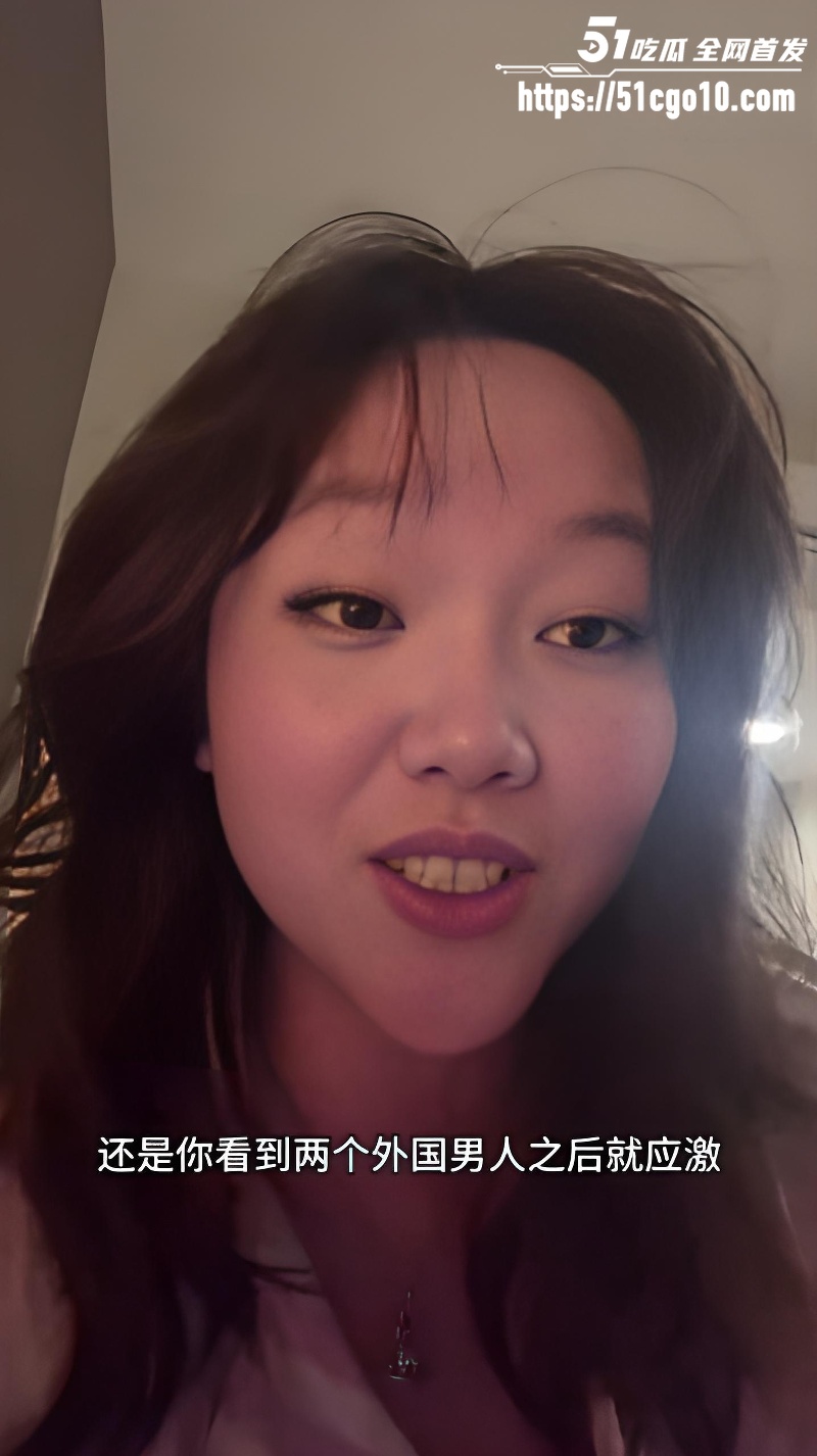 中国妹子被两个意大利帅哥亲吻 3 中国妹子被两个意大利帅哥亲吻 3