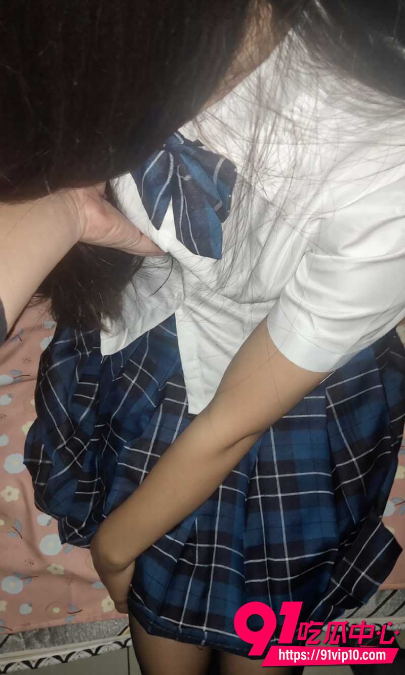 海角社区精选乱伦 19岁成年女儿小亚被禽兽爸爸强上 黑丝足交完再按压肉体胯下臣服！