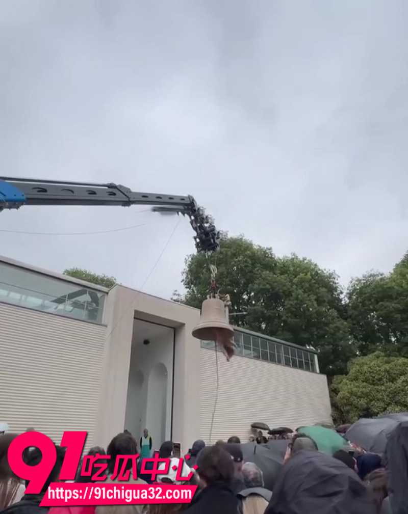 威尼斯双年展奥地利馆表演者裸体钻入钟内敲钟9 威尼斯双年展奥地利馆表演者裸体钻入钟内敲钟9