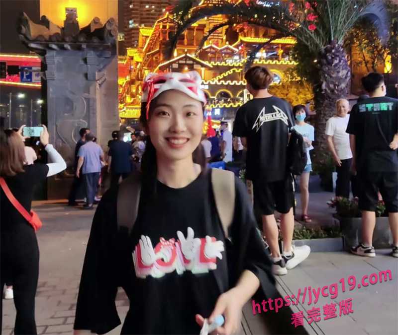 上海富二代操翻眼镜女教师 白天斯文晚上骚 配图