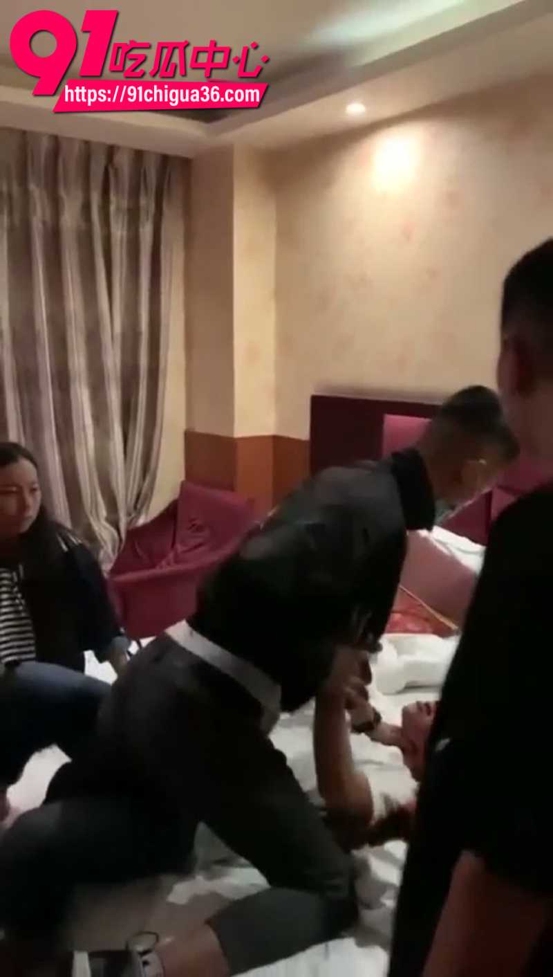已婚少妇520出轨偷情被老公抓奸暴打7 已婚少妇520出轨偷情被老公抓奸暴打7