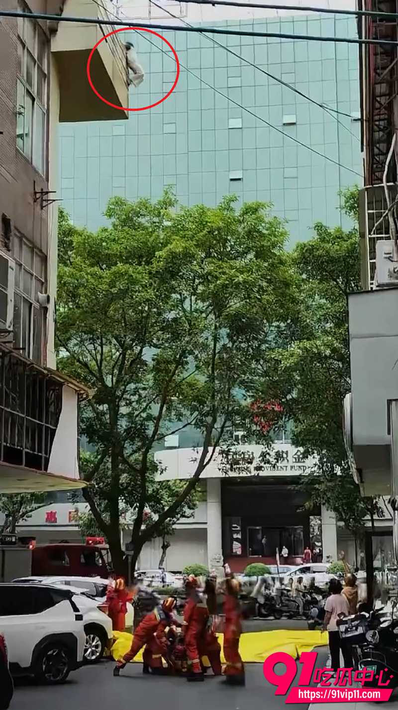 6月10日广东茂名女子高楼绝望一跃 气垫还没完全打开就光速坠地反弹 现场惨状不已！