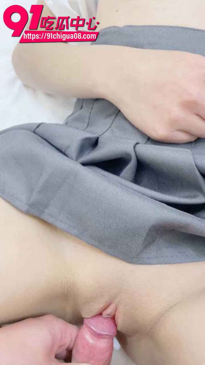 19岁亲侄女穿学生裙被叔叔灌醉后疯狂内射3