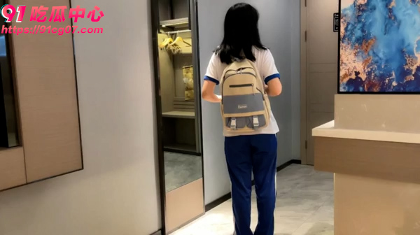 学生妹的性瘾发作了～背着书包就匆匆来开房赴约 “我实在忍不住了”