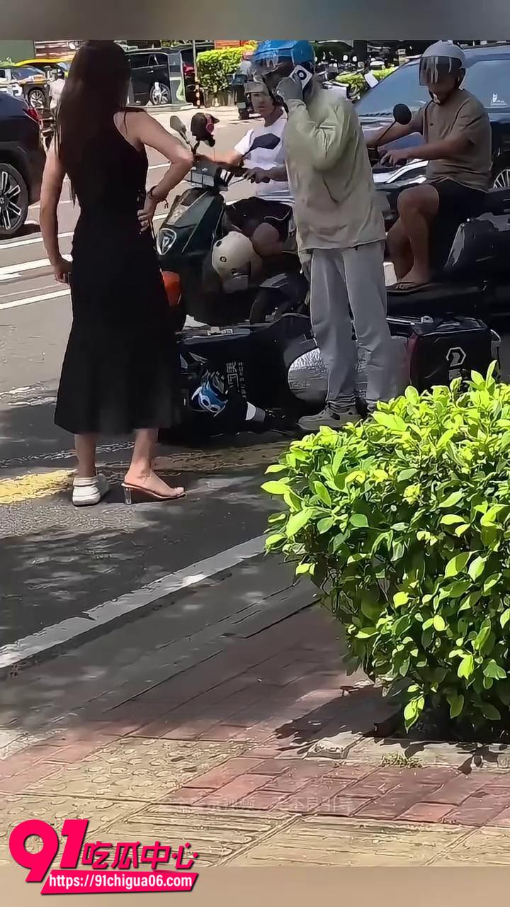 小米yu7女车主剐蹭监控7