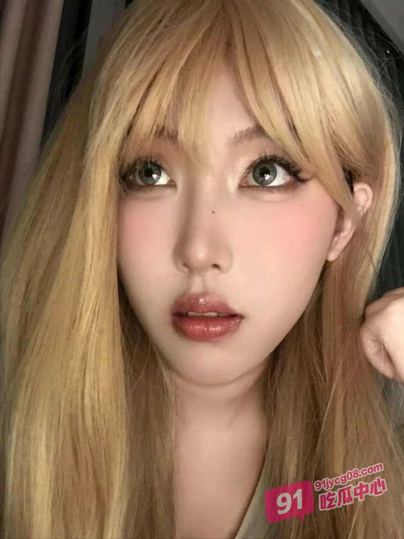 母子乱伦之和朋友一起3P美艳小妈 多角度轮流猛干爽翻了～