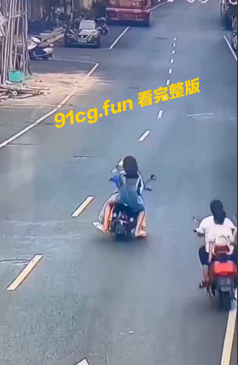 三贴骑机车爆胎三人一同摔跤 机车超载承受不住太惊险
