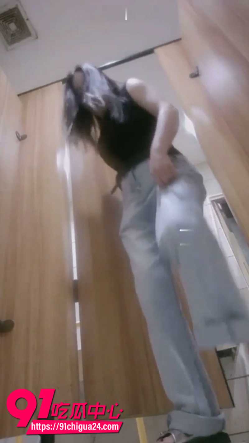 顶级美艳少妇上厕所被偷拍1