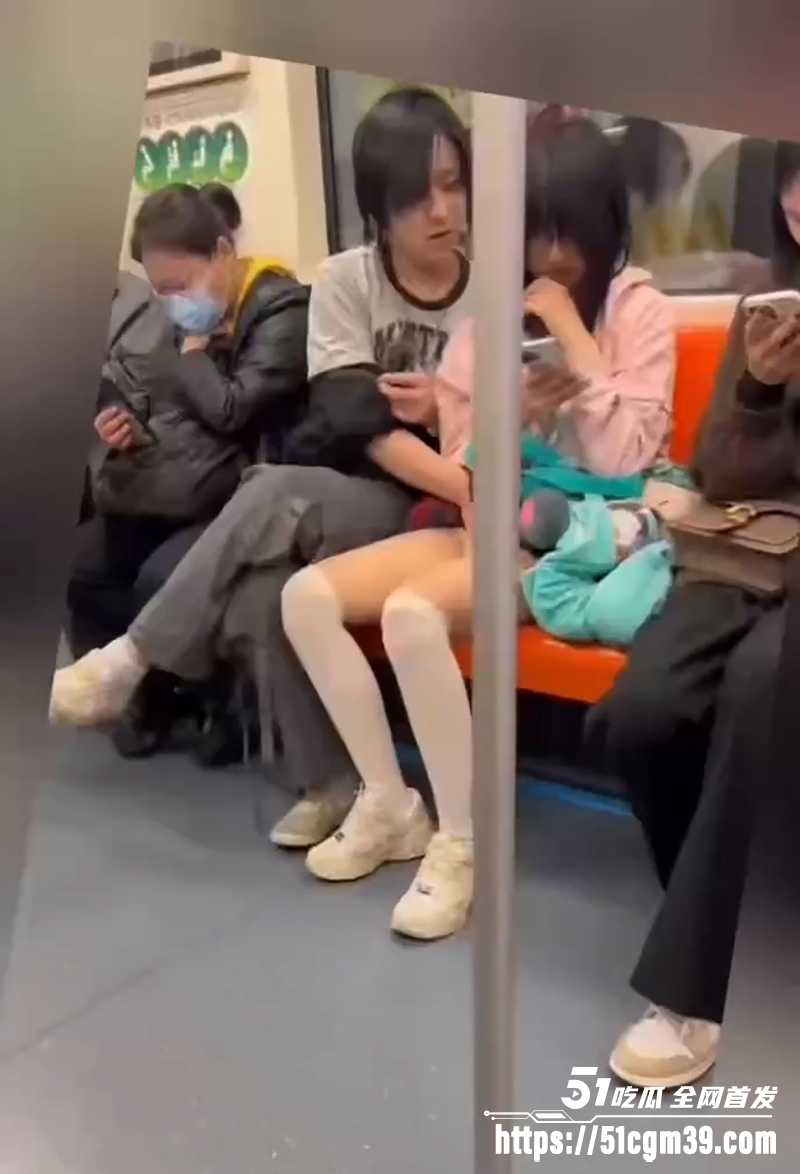 地铁精神小伙偷摸女孩下体被拍 1 拷贝