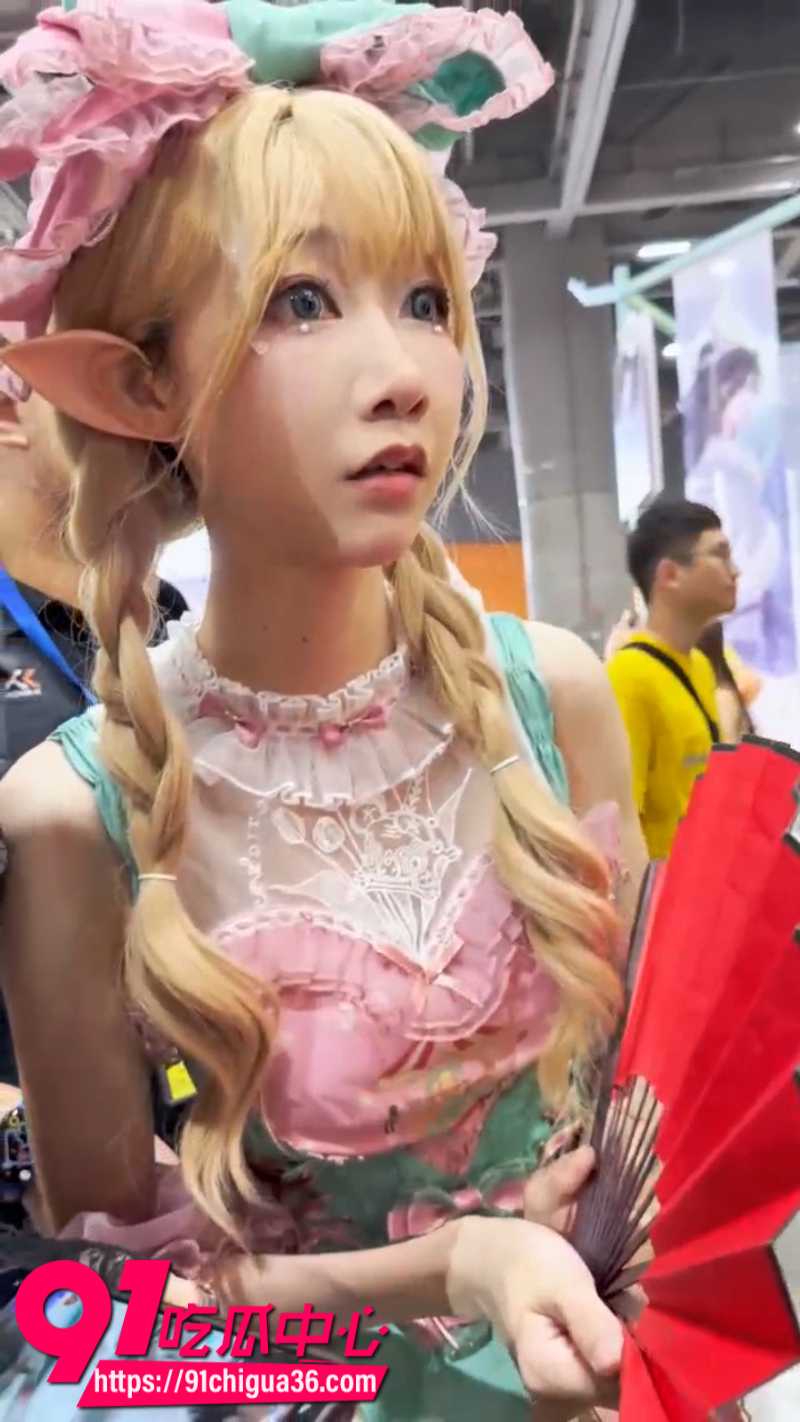 抄底大神漫展抄底极品白丝洛丽塔嫩妹 少女修长美腿和白色内裤被偷拍走光