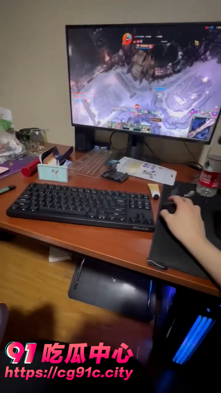 “老公 我再也不敢了” 小骚货影响我打LOL 必须给她点颜色看看！