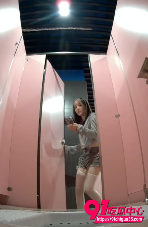 女厕拍极品大白臀骚货 圆鼓鼓肥美屁股完全暴露 路人偷窥欲火焚身想猛操到喷水！