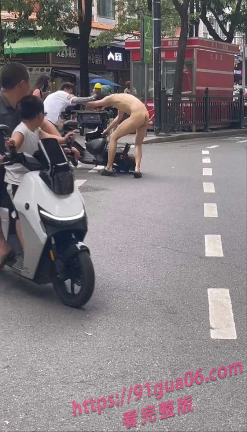 长沙裸男当街拉拽陌生美女 光腚露鸟见人就上 吓坏路人 配图4