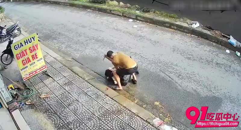 越南男子疯狂捅人 2