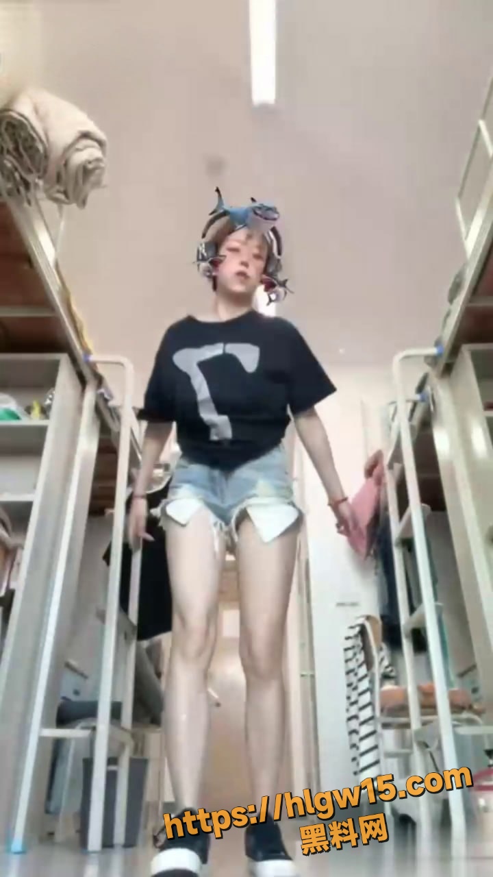 南靓妹刘淼淼神反转！情侣三年甜蜜变分手导火索，裙摆飞扬小穴若隐，八卦狂潮甜到齁
