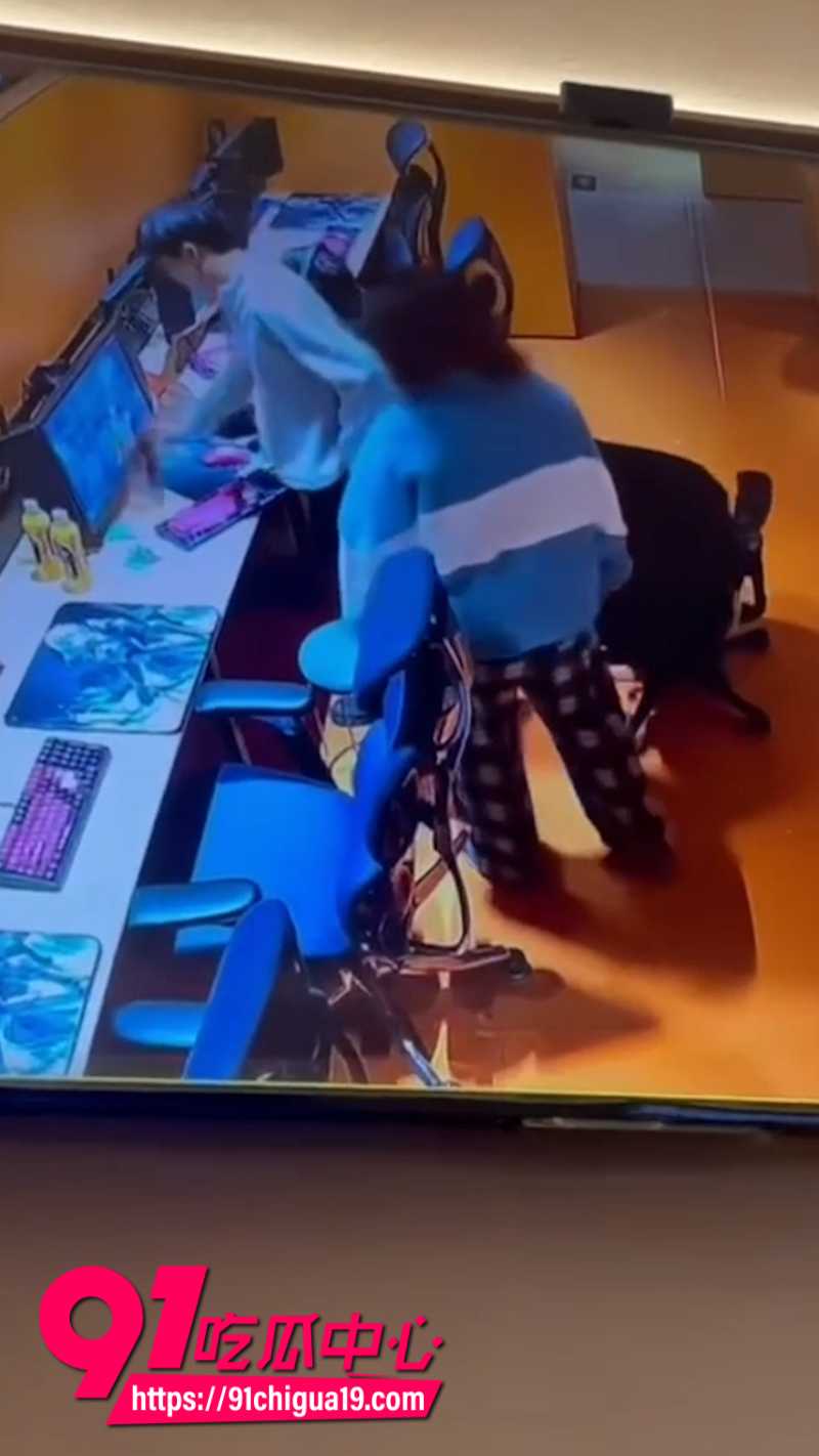 湖南岳阳一男子在网吧包间打游戏时被女子性骚扰11 湖南岳阳一男子在网吧包间打游戏时被女子性骚扰11