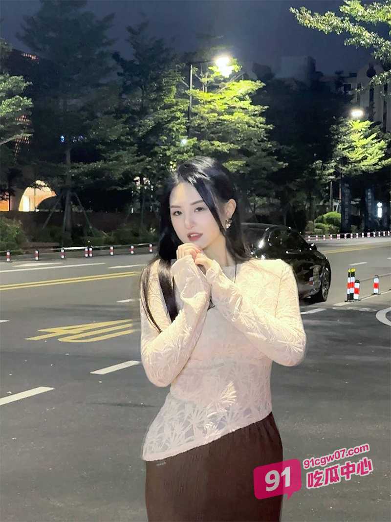 兰州交通大学小晴树林中野战3P 白嫩身体逆天细腰 有句话说得好 身材好逼受罪~ 配图