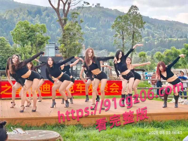 凯迪拉克车友会淫乱现场～性感女技师给车主露天足疗SPA