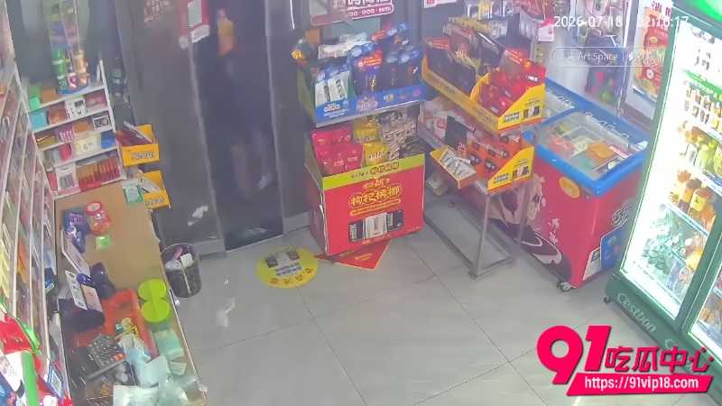 宜昌精神小伙打砸无人店偷烟事件4 宜昌精神小伙打砸无人店偷烟事件4